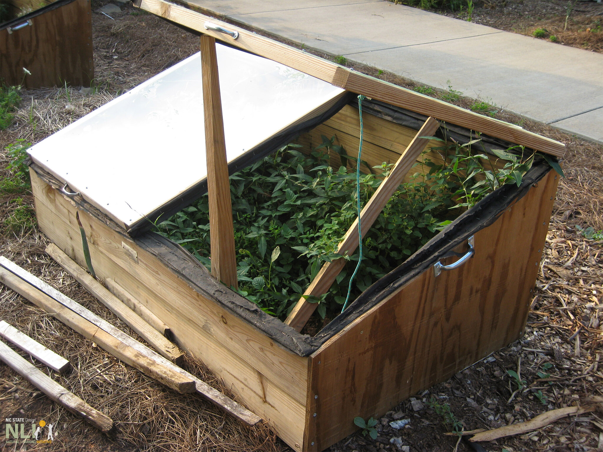 bed garden with hinged covers